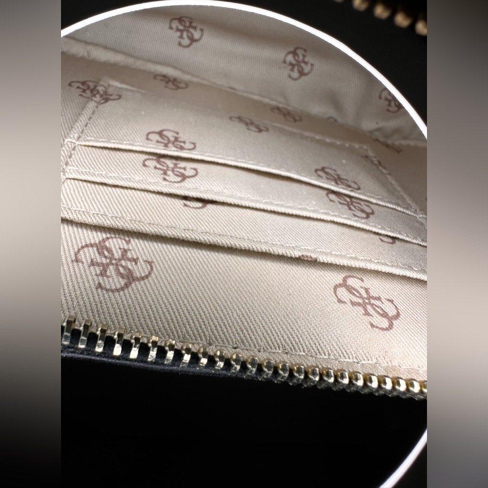 Guess Purse - Picture 6 of 6